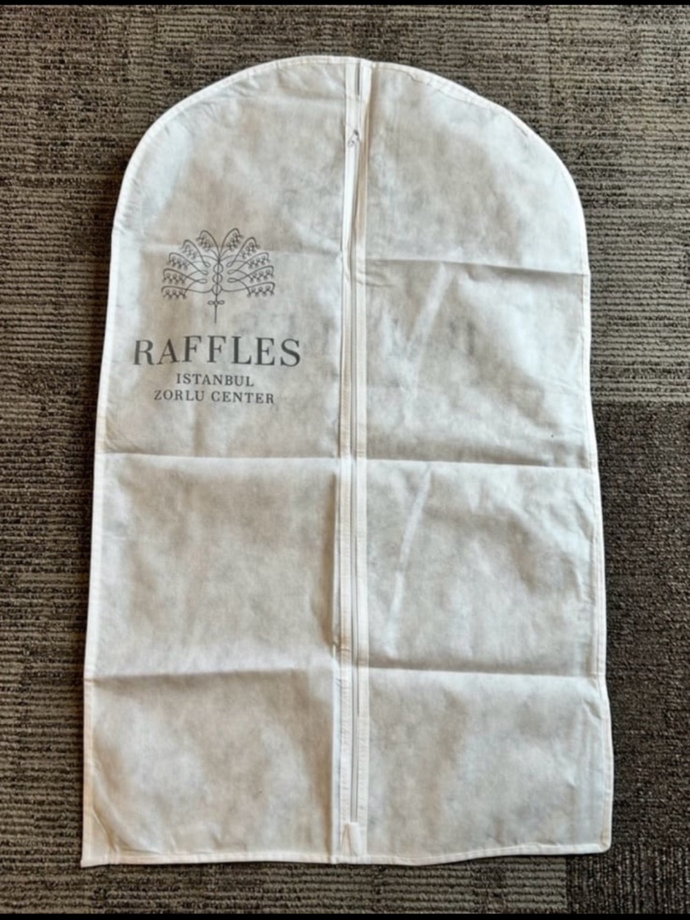 Raffles • Garment Bag -